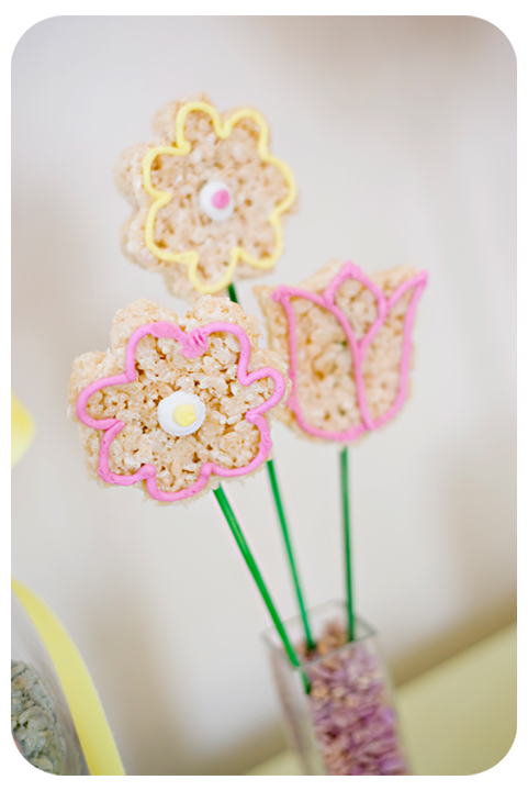 Create your own edible flower arrangement of beautiful Rice Krispies Flower Treats on a stick and decorated with buttercream frosting.