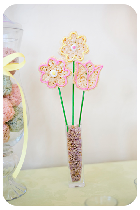 Create your own edible flower arrangement of beautiful Rice Krispies Flower Treats on a stick and decorated with buttercream frosting.
