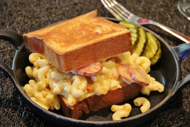 grilled mac and cheese sandwich