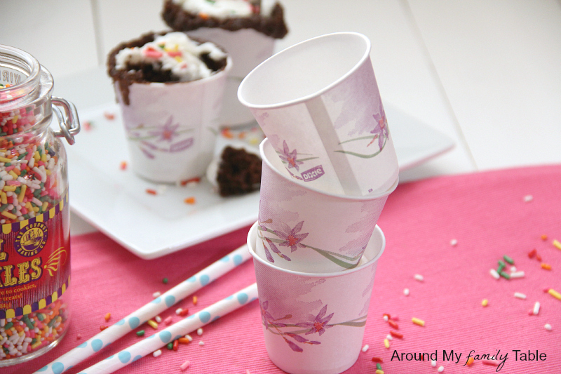 Only one minute to hot glorious cake! Use your favorite cake mix and a paper Dixie cup for these 1 Minute Dixie Cup Cakes for an after school snack or late night treat for yourself!