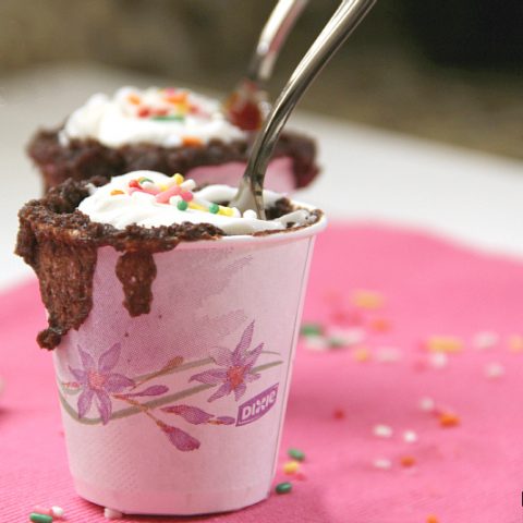 Only one minute to hot glorious cake! Use your favorite cake mix and a paper Dixie cup for these 1 Minute Dixie Cup Cakes for an after school snack or late night treat for yourself!