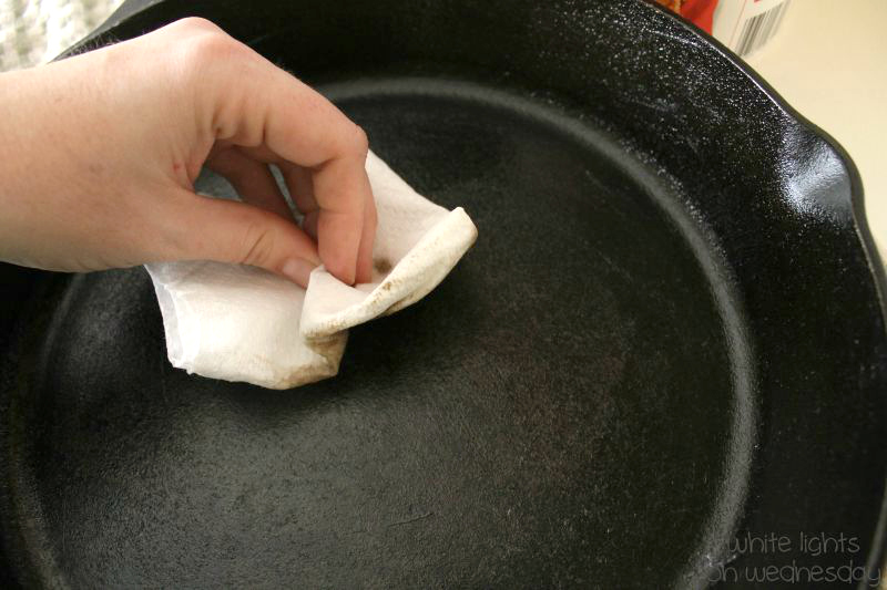 How to Clean A Cast Iron Skillet - Hungry Hobby