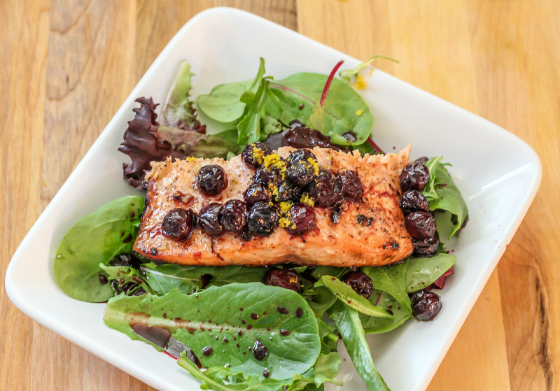 Grilled Salmon Salad with Warm Blueberry Vinaigrette #15MinuteSuppers