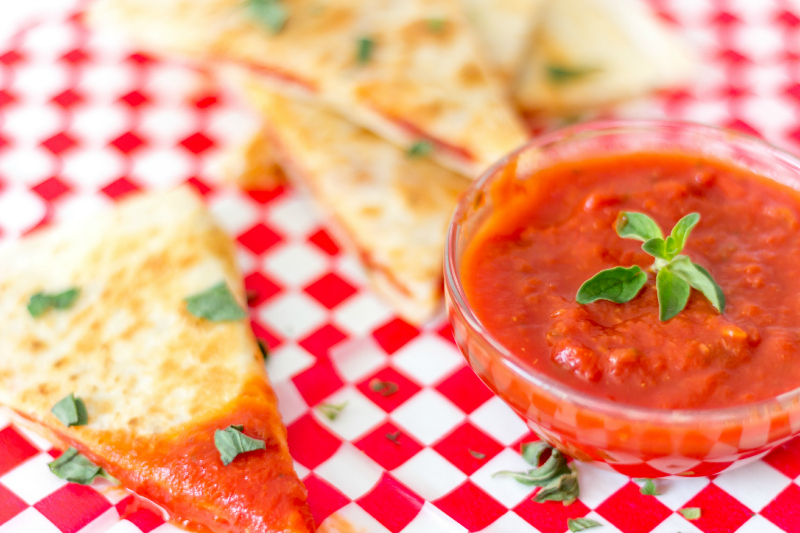 Pepperoni Pizza Quesadillas #15MinuteSuppers