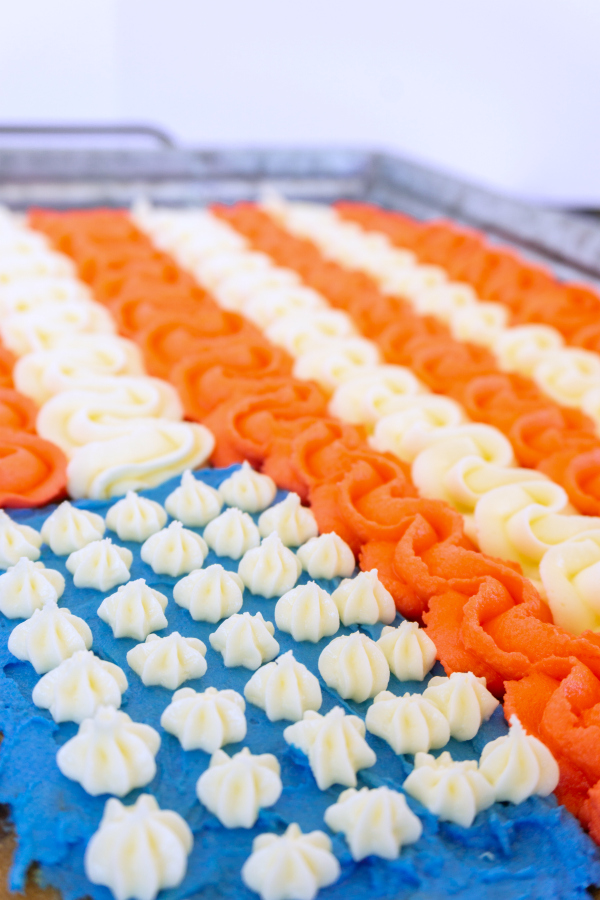 Make this Giant Patriotic Cookie Cake for all your summer parties from Memorial Day to 4th of July to Labor Day.  It's so easy to make {promise} and it will the highlight of the dessert table!