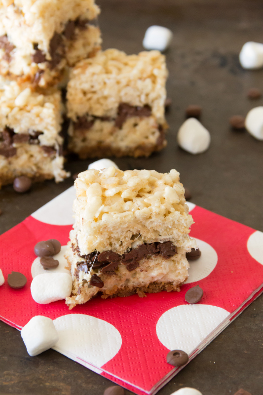 The taste of S'Mores wrapped up into a wonderful Rice Krispies Treat is a match made in heaven. No campfire needed for these S'Mores Rice Krispies Treats!