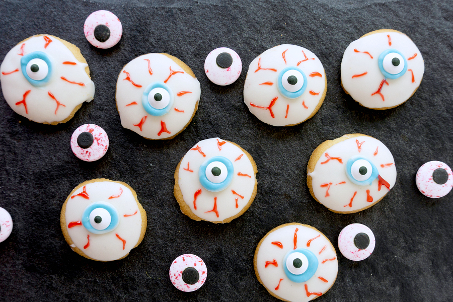 How cool are these creepy Halloween Eyeball Cookies? They are super easy to make because you just start off with vanilla wafers and white chocolate. A little icing and decoration and they are ready for your little trick-or-treaters to enjoy.