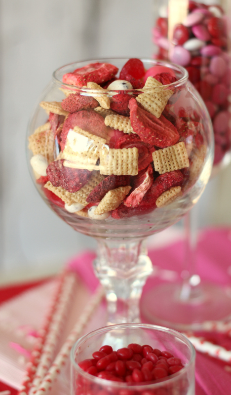 healthy valentine snack mix