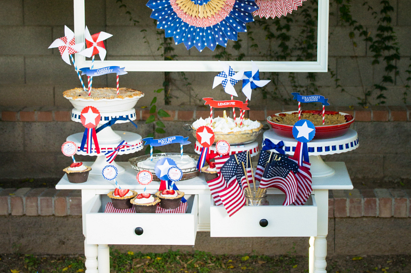 The 4th of July is one of my favorite holidays. I just love the colors and of course summertime is the best.  So, it's no surprise that I go into full party mode with these 4th of July Party decoration and food ideas. #4thofjulyparty #fourthofjulyparty #4thofjulybbq