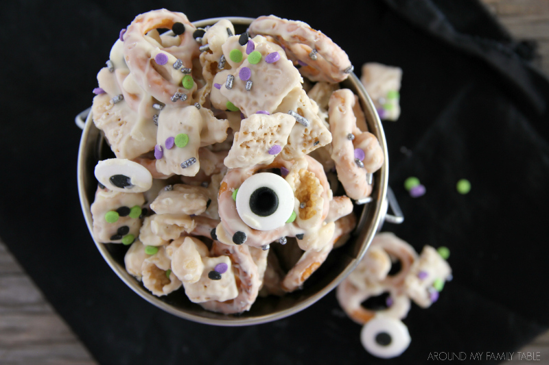 Get the kids in the kitchen and make up a batch of this quick GHOST MUNCH for Halloween. It's a fun and spooky Halloween snack mix that everyone will love.