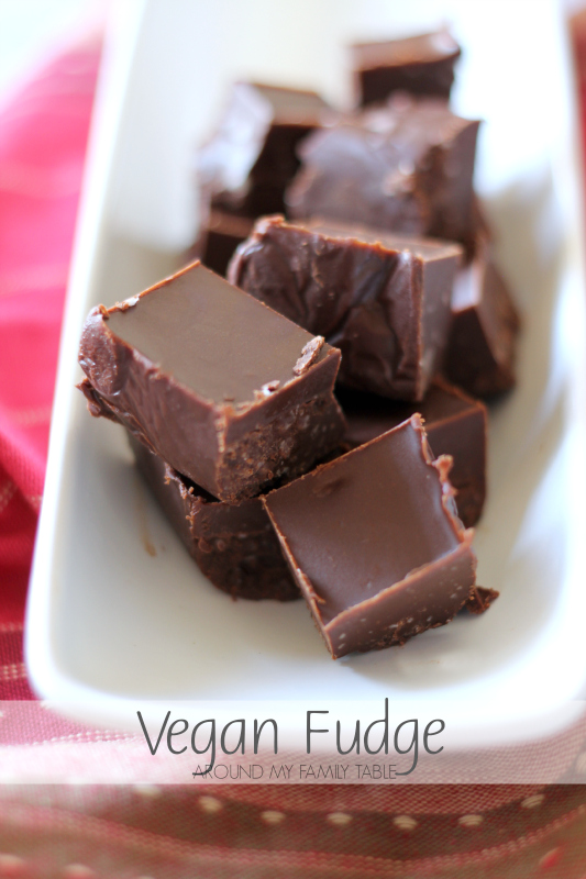This totally easy & super delicious Vegan Fudge Recipe is perfect for vegans and people allergic to dairy! 