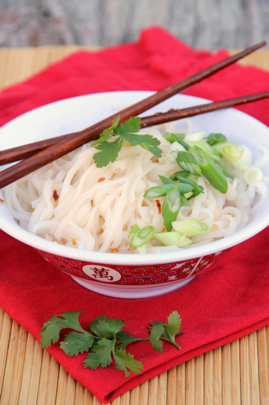 A simple noodle bowl is all that you need to for supper tonight, this Asian Sweet & Spicy Noodle Bowl is perfect for busy nights.