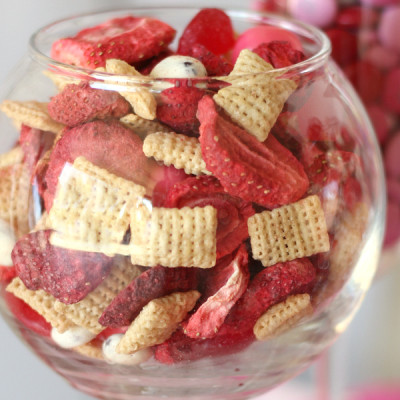 Healthy Valentine’s Snack Mix