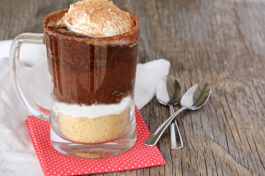 I love surprising Hubby with a special dessert just for the two of us after the kids are in bed. Surprise your sweetie with this easy S'Mores Mug Cake. 