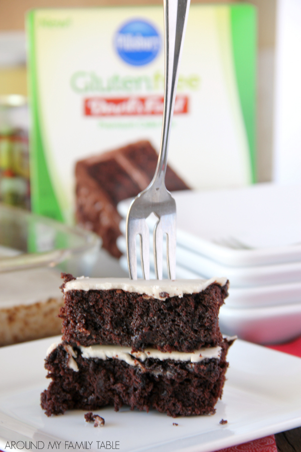 Chocolate and root beer join together for this easy and scrumptious 4-ingredient CHOCOLATE ROOT BEER CAKE dessert.