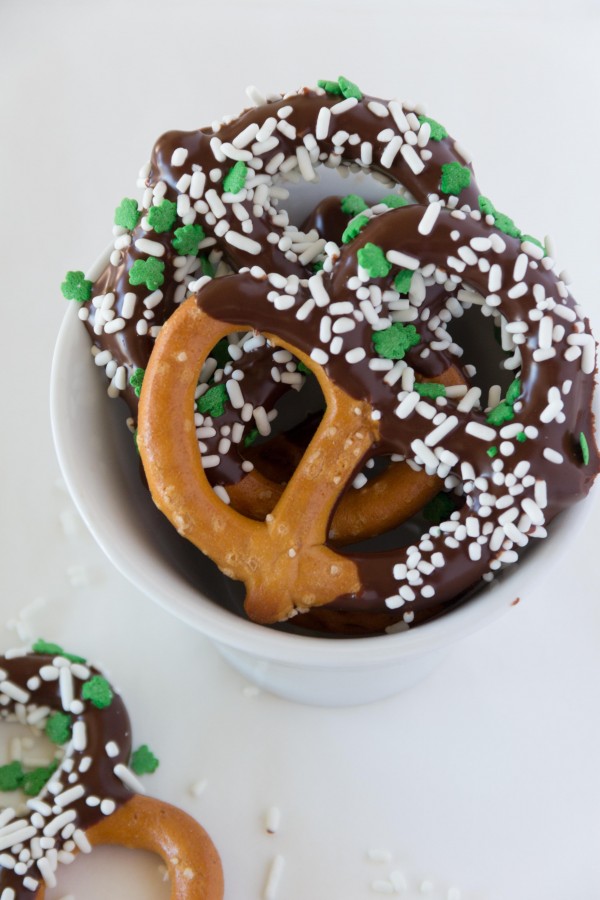 St Patrick's Day Pretzels are a fun and festive treat that only take a couple minutes to make.