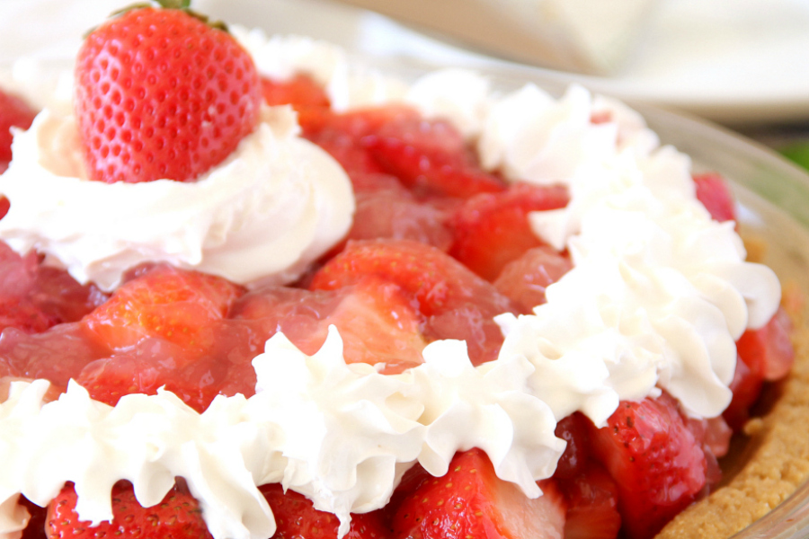 Summer picnics aren't complete without this no-bake EASY STRAWBERRY PIE recipe.