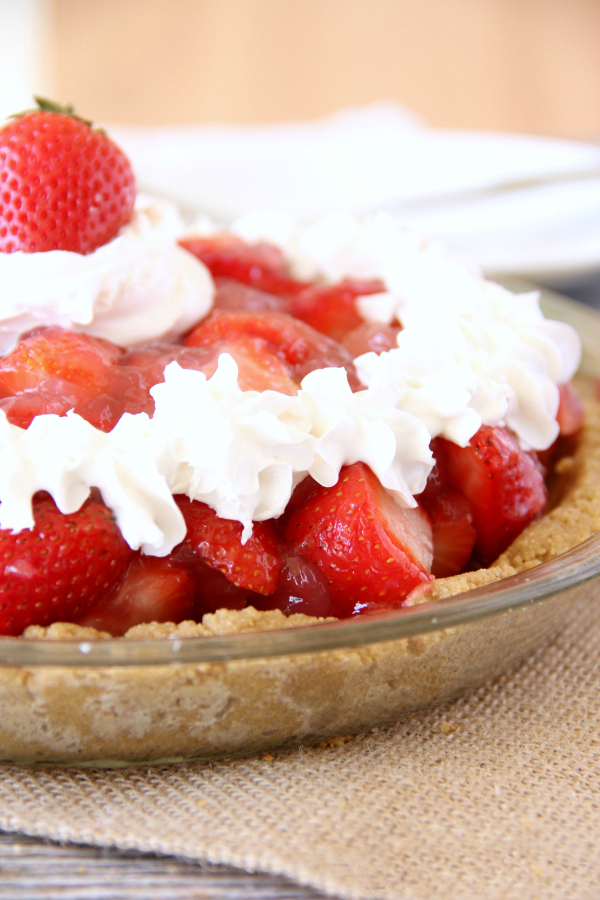 Summer picnics aren't complete without this no-bake EASY STRAWBERRY PIE recipe.