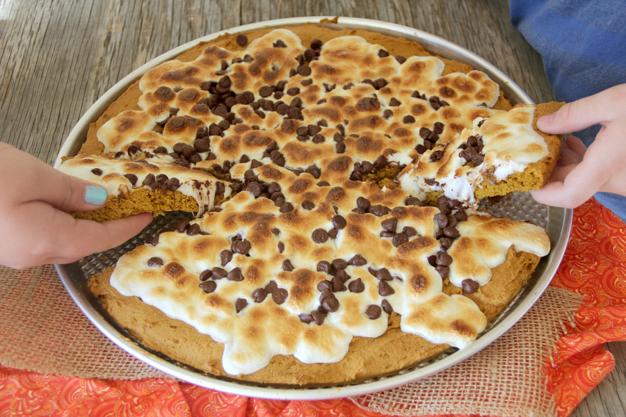 Fall is here and this Pumpkin S'Mores Pizza is scrumptious and the perfect fall dessert! It's such an easy recipe and takes only about 3o minutes!