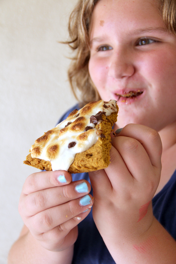 Fall is here and this Pumpkin S'Mores Pizza is scrumptious and the perfect fall dessert! It's such an easy recipe and takes only about 3o minutes!