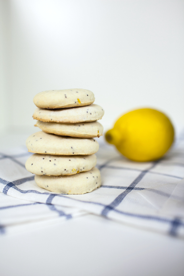 The holiday season is the perfect time for baking cookies! These easy Lemon Poppy Seed Soft Bake Cookies are quick and perfect to make with kids. 