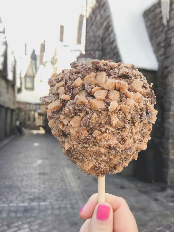 Find out how to do Universal Studios Hollywood in one day plus see my recommendations for treats and allergy friendly food. We had so much eating our way through the park. Keep reading to find out what we thought Universal Studios Hollywood best food finds were.