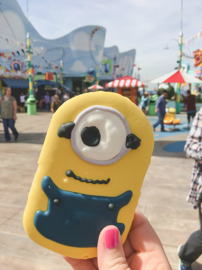 Find out how to do Universal Studios Hollywood in one day plus see my recommendations for treats and allergy friendly food. We had so much eating our way through the park. Keep reading to find out what we thought Universal Studios Hollywood best food finds were.