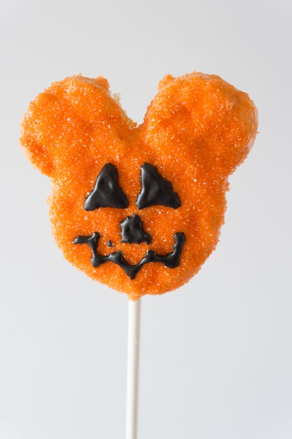 Love this Mickey Jack o' Lantern Crispy Treat! You won't believe how simple and easy these Homemade Disney Halloween Mickey Crispy Treats are to make. 