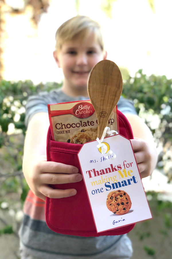 This simple One Smart Cookie Teacher Appreciation Gift and Printable is budget friendly and easy to put together during the busy end of school hussle.  #teacherappreciation #teachergifts