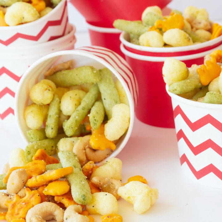 This no bake, 5 minute snack idea is such a hit. Using my kids favorite munchies and turning them in to this 5 Minute Italian Snack Mix really made their day.  A simple homemade snack is just a few ingredients and 5 minutes away.