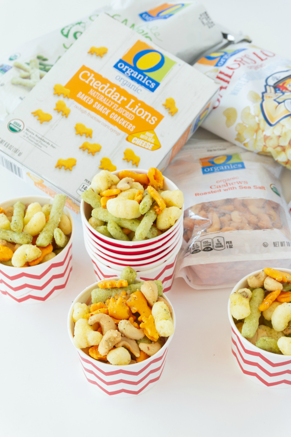 This no bake, 5 minute snack idea is such a hit. Using my kids favorite munchies and turning them in to this 5 Minute Italian Snack Mix really made their day.  A simple homemade snack is just a few ingredients and 5 minutes away.