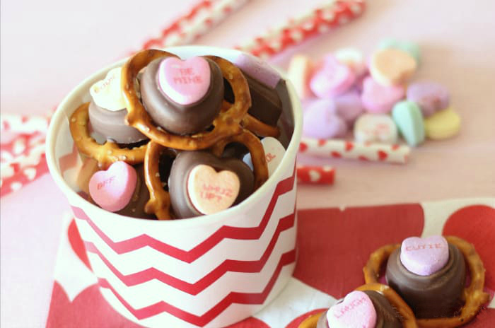 I love how easy these Valentine Pretzel Treats are to throw together.  Perfect for last minute gifts, parties, or just because you need to satisfy your sweet & salty craving! I just love how simple these pretzel valentines are!