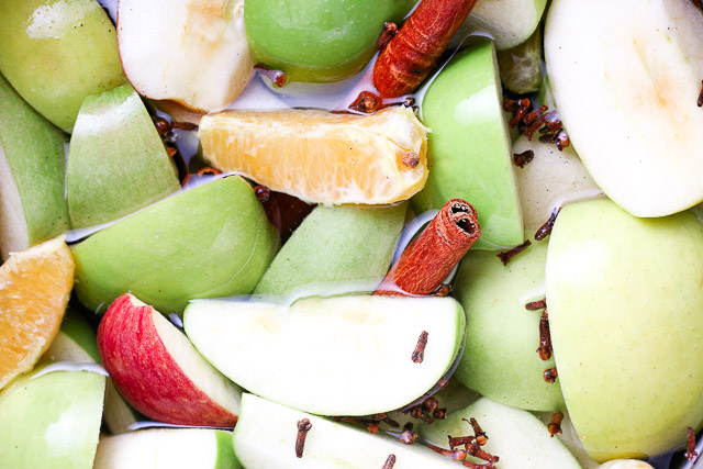 cut apples with cloves